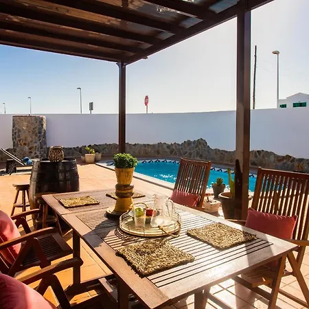 Villa Eslanzarote Acoruma House, Super Wifi, Heated Pool