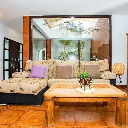Eslanzarote Acoruma House, Super Wifi, Heated Pool Villa *