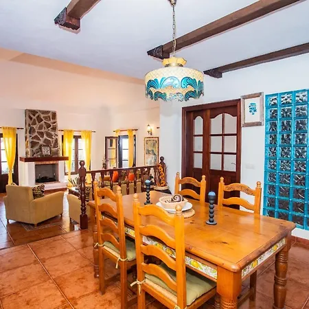 Villa Eslanzarote Acoruma House, Super Wifi, Heated Pool Guime
