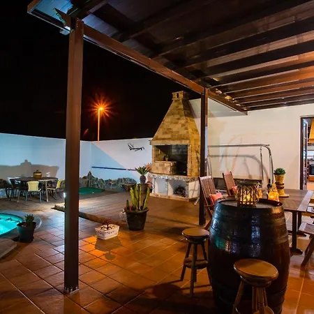 Eslanzarote Acoruma House, Super Wifi, Heated Pool Villa