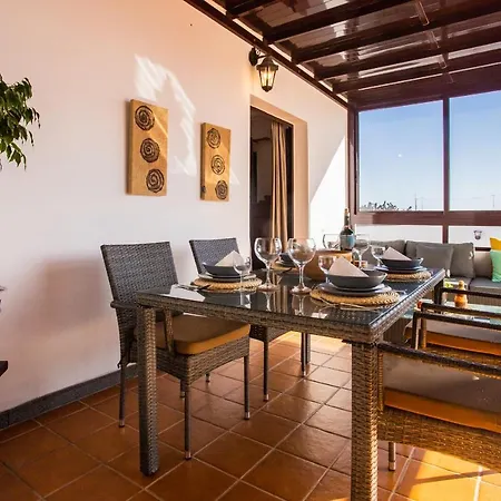 Eslanzarote Acoruma House, Super Wifi, Heated Pool Villa Guime