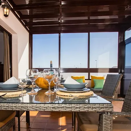 Villa Eslanzarote Acoruma House, Super Wifi, Heated Pool