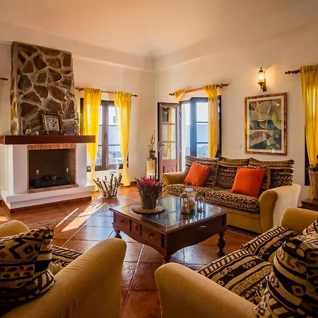 Eslanzarote Acoruma House, Super Wifi, Heated Pool Villa Guime